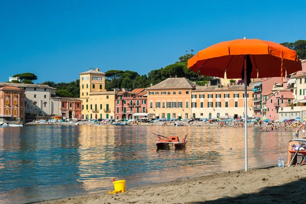 La playa de la "Baia del Silenzio" en Sestri Levante durante el verano — Foto de Stock