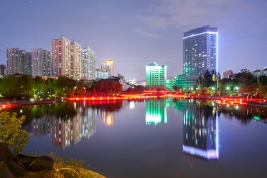 Lanzhou 'daki Yantan Park' taki (Çin) gölün gece manzarası)