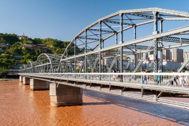 Lanzhou (Çin) güneşli bir öğleden sonra boyunca Zhongshan Bridge'de