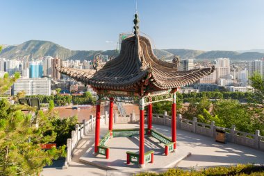Arka planda şehrin manzarası ile Lanzhou, Baitashan parkında köşk