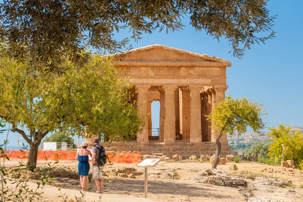 Vista frontal del templo griego de Concordia en el valle de los templos de Agrigento (Sicilia ) —  Fotos de Stock