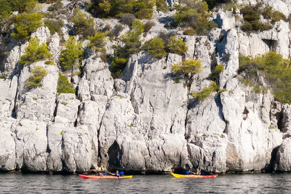 Two kayaks in front of the steep cliffs in the Calanques of Cassis (Provence, France) — Stock Photo, Image