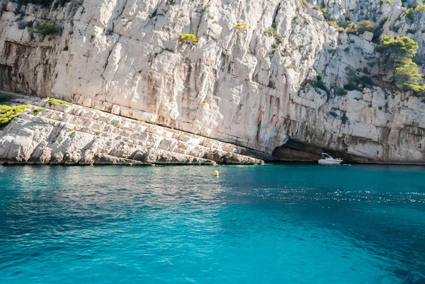 El acantilado blanco de las Calanques cerca de Cassis (Provenza, Francia ) — Foto de Stock