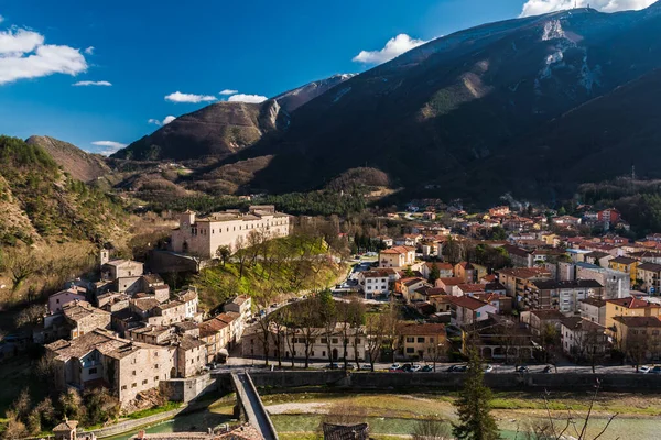 Μικρή Πόλη Piobbico Στην Επαρχία Pesaro Urbino Φόντο Βουνό Nerone — Φωτογραφία Αρχείου