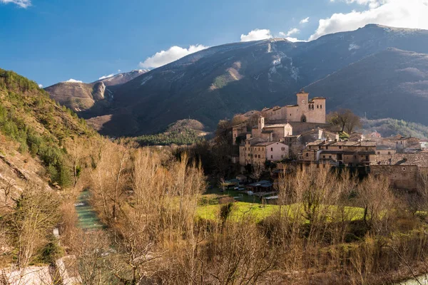 Μικρή Πόλη Piobbico Στην Επαρχία Pesaro Urbino Φόντο Βουνό Nerone — Φωτογραφία Αρχείου