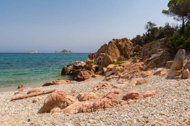 Santa Maria Navarrese 'de kıyı şeridi, Orosei körfezinin güney tarafında küçük bir deniz köyü (Sardinya, İtalya)