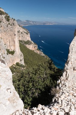 Orosei Körfezi 'nin panoramik manzarası Cala Mariolu Körfezi' ne giden patikadan görüldü (Sardinya, İtalya)