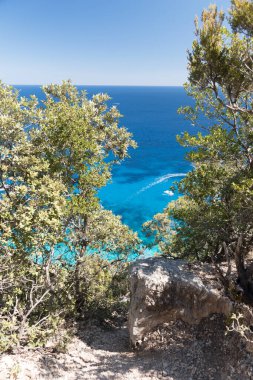 Cala Mariolu Körfezi 'ne giden patikadan panoramik manzara (Sardinya, İtalya)