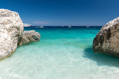 Cala Mariolu 'daki sahil şeridi, Orosei Gu' nun ünlü körfez plajı.