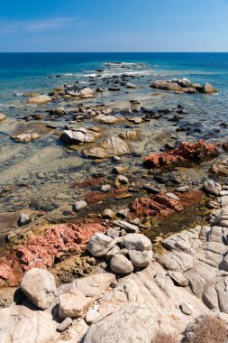 Punta Niedda 'nın kayalık kıyı şeridi, Arbatax (Sardunya, İtalya)