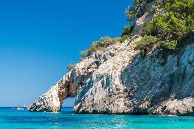 Cala Goloritz 'in kayalık doğal kemeri, Orosei körfezinde (Sardunya, İtalya)