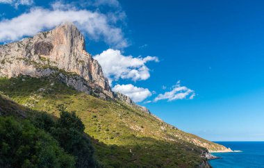 Arka planda Punta Giradili (Sardinya, İtalya) ile Santa Maria Navarrese yakınlarındaki sahil şeridi)