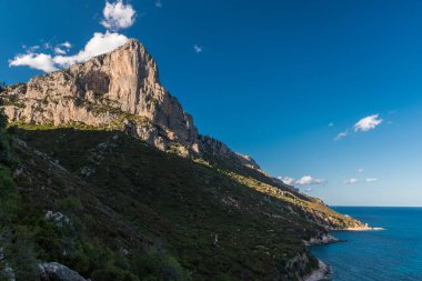 Arka planda Punta Giradili (Sardinya, İtalya) ile Santa Maria Navarrese yakınlarındaki sahil şeridi)