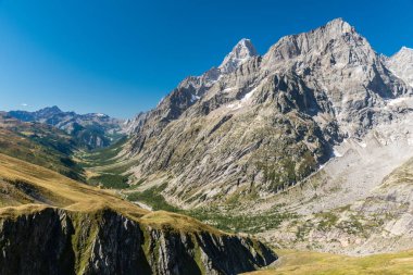 Val Ferret 'in panoramik manzarası, Mont Blanc' ın doğu ucunda (Aosta Vadisi, İtalya)