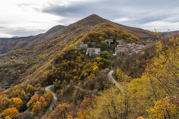 Malá Vesnička Pieia Jižním Břehu Hory Nerone Březen Itálie Podzim — Stock fotografie