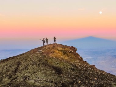 Etna Dağı zirvesine dan gündoğumu