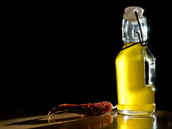 Zeytinyağı ve kırmızı biber biber