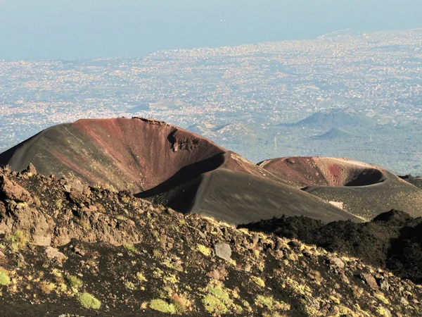 Конусы на южном фланге вулкана Этна — стоковое фото