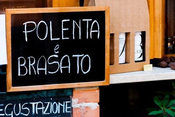 Pizarra fuera de un restaurante italiano — Foto de Stock