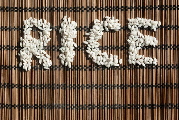 Signo de arroz en un mantel de mimbre —  Fotos de Stock