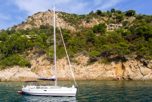 A sailing boat near the coastline of Costa Brava, in Spain — Stock Photo, Image