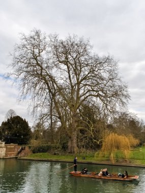 Kışın Cam Nehirde sandal