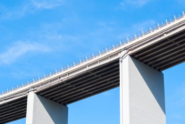 Bir viyadük İtalyan bir karayolu üzerinde