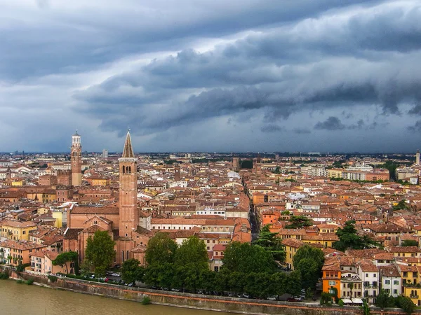 Turbolento cielo tempestoso sopra Verona — Foto Stock