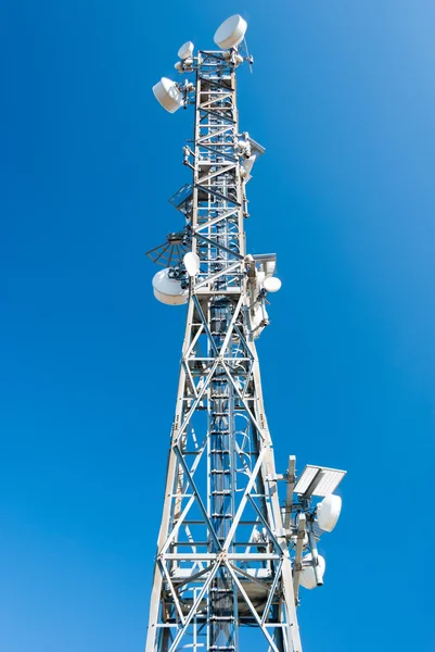 Toren voor telecommunicatie — Stockfoto