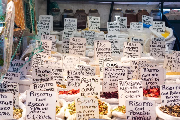 Etiquetas en un mercado de alimentos — Foto de Stock