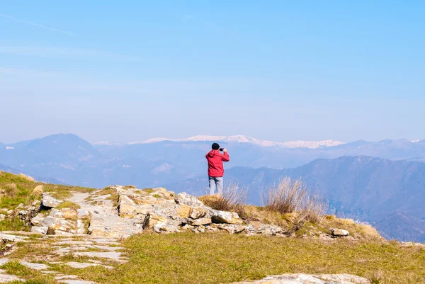 Μια πεζοπόρος παίρνει μια εικόνα από την κορυφή ενός βουνού — Φωτογραφία Αρχείου