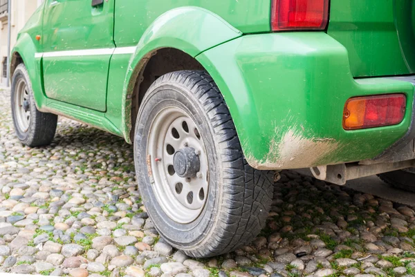 泥で緑色のジープ — ストック写真