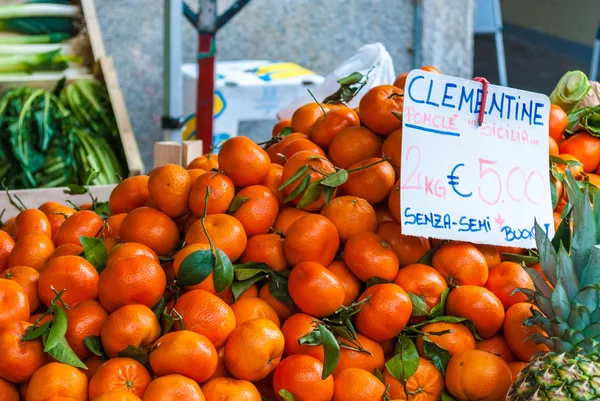 Las mandarinas en un mercado alimentario — Foto de Stock
