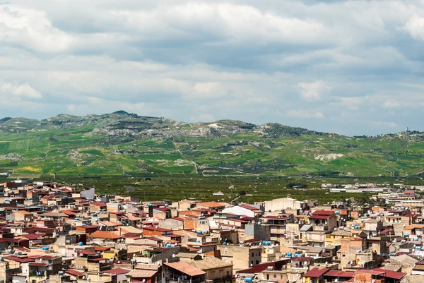 Skyline de una ciudad rural en Sicilia — Foto de Stock