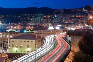 Cenova bir sokakta trafik