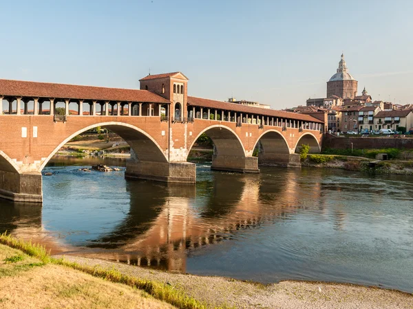 Skyline di Pavia, con "Ponte Coperto" sul fiume Ticino — Foto Stock