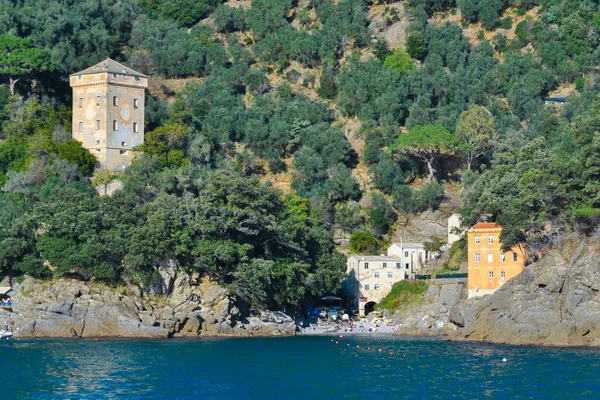 Pueblo aislado del mar en el promontorio de Portofino (norte de Italia ) — Foto de Stock