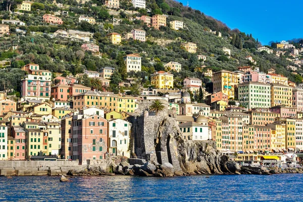 Farbige Häuser von Camogli vom Meer aus gesehen — Stockfoto
