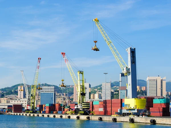 Grúas y contenedores en el puerto de Génova — Foto de Stock