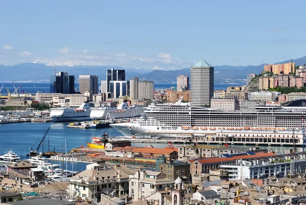 Vista panoramica del porto e dei grattacieli di Genova — Foto Stock