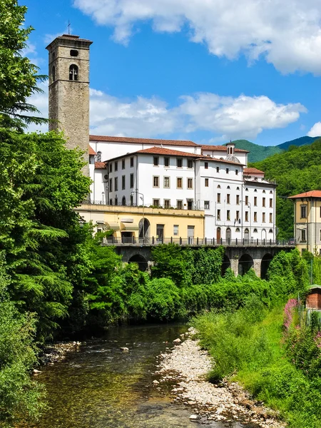 Castelnuovo di Garfagnana, Toskana bölgesindeki küçük bir eski şehir görünümünü — Stok fotoğraf