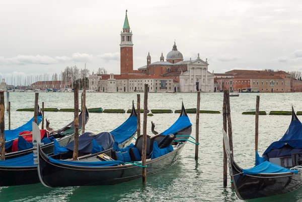 Гондолы пришвартованы в Венецианской лагуне — стоковое фото