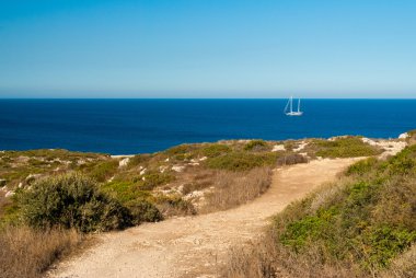 Bir yaya yolu Plemmirio (Güney-Doğu Sicilya doğal rezerv)