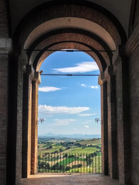 Colinas vistas a través del arco de un pórtico en Corinaldo, un pequeño pueblo en las Marcas — Foto de Stock