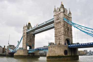 Tower Bridge (İngiltere'de Londra'da Thames Nehri üzerinde)