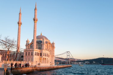 Gün batımı sırasında boğaz köprüden ile Istanbul'da Ortaköy Camii