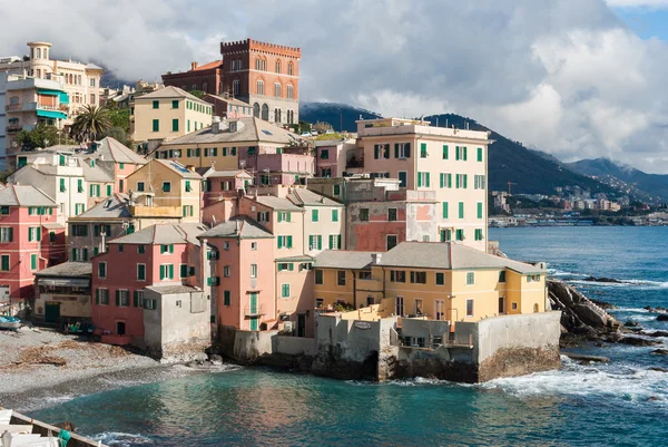 Boccadasse, moře čtvrti Janov s typickými barevnými domky — Stock fotografie