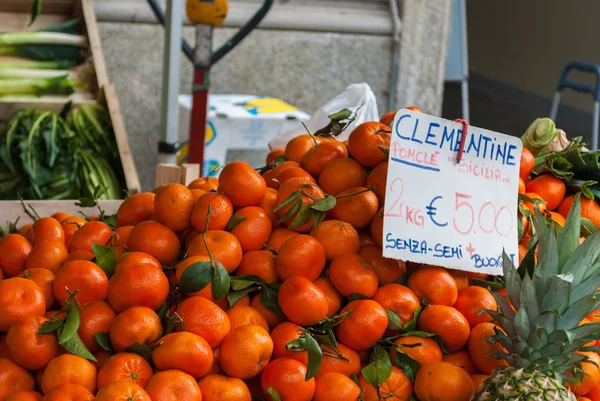 Las mandarinas de naranja en un mercado de alimentos en Italia — Foto de Stock