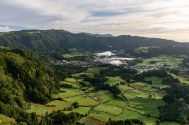 Portekiz 'deki Azores takımadasındaki Sao Miguel Adası' ndaki küçük Furnas köyünün panoramik görüntüsü.