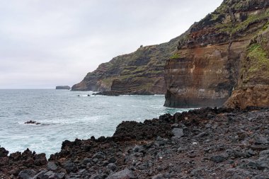 Sao Miguel Adası 'nın batı ucundaki Ponta da Ferraria' da dik lav kayalığı, Azores takımadası.